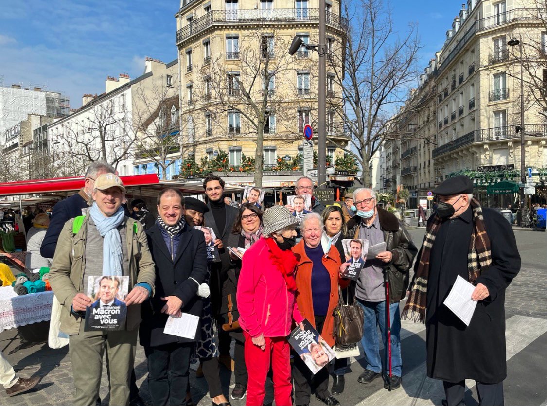REParis6's tweet photo. Accueil chaleureux ce matin de la lettre d’@EmmanuelMacron adressée aux français. 

Au marché #EdgarQuinet, c’est avec enthousiasme que nos concitoyens ont reçu cette annonce de candidature. 

#5ansdeplus #presidentielles2022 https://t.co/eAyF08ij2f