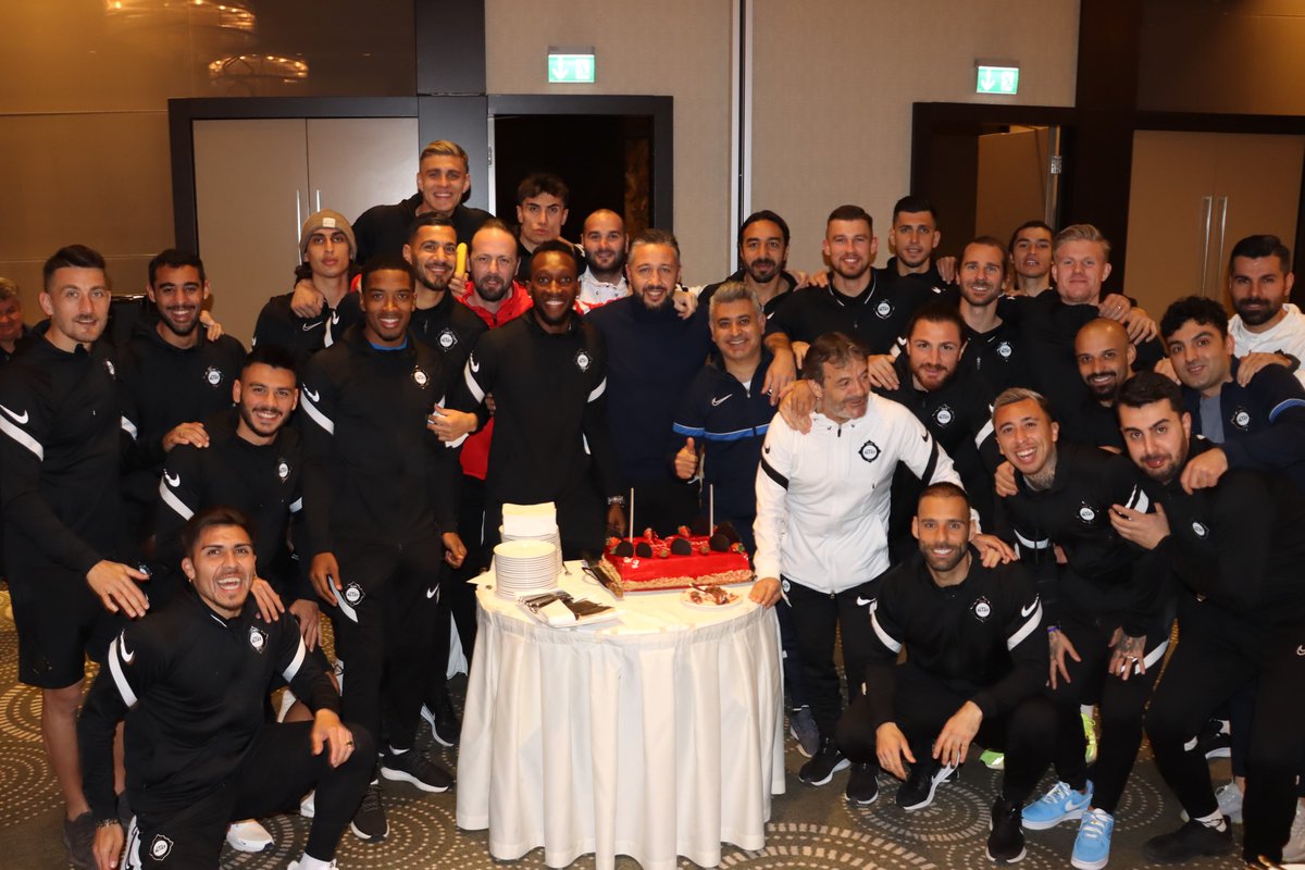 AltaySporKulubu's tweet photo. Futbolcumuz Daouda Bamba'nın doğum günü teknik heyetimiz ve futbolcularımız tarafından kutlandı.🖤🤍
#BüyükAltay | #DaoudaBamba https://t.co/YWCgofatdM