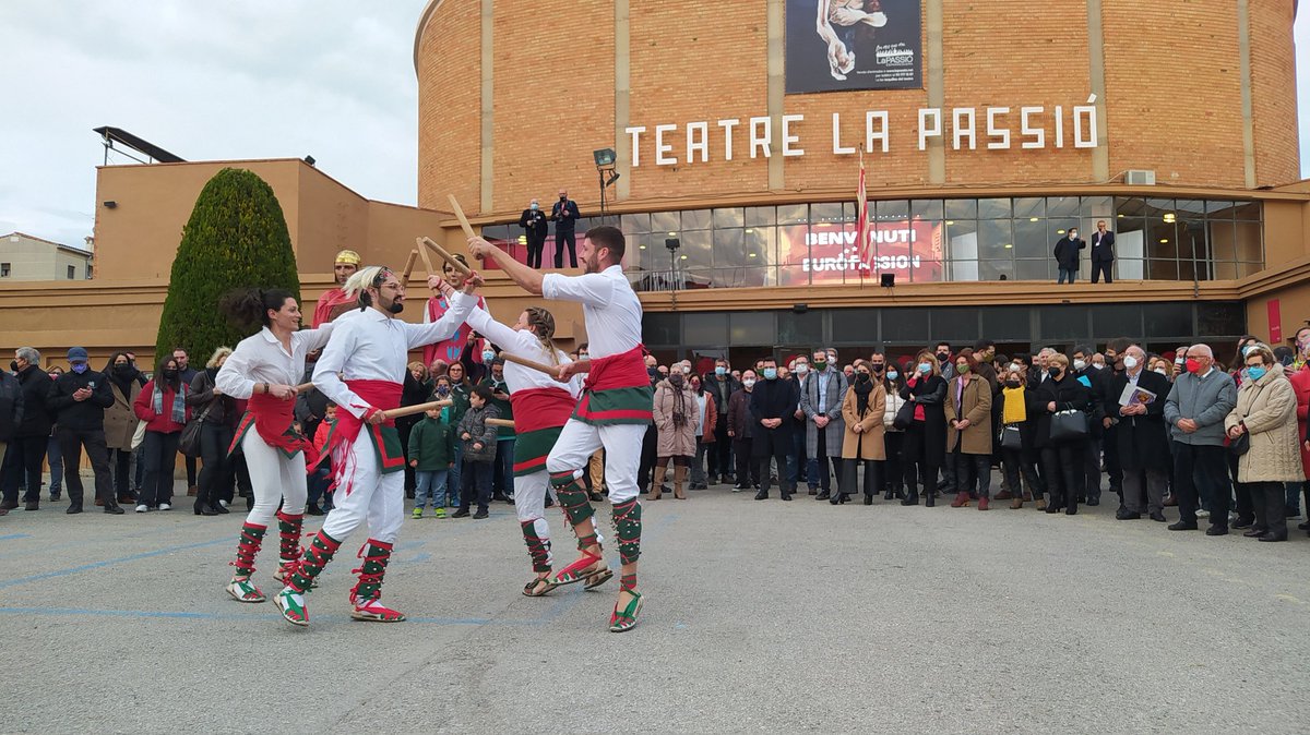 esparreguera's tweet photo. 🌿 Ha estat la prèvia de la representació de la nova versió de #LaPassió, acte central del 40è aniversari d’#Europassion i tret de sortida de la nova temporada de Passions de la @FCPassions #Esparreguera https://t.co/87fXUXK70S