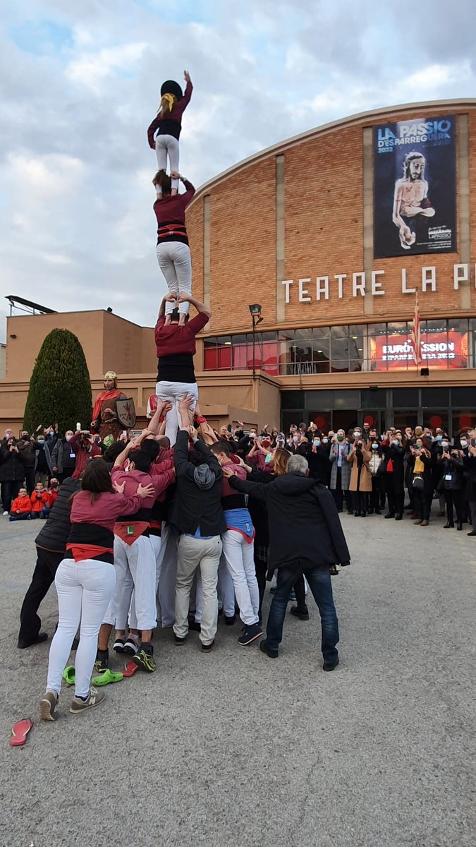 esparreguera's tweet photo. 🌿 Ha estat la prèvia de la representació de la nova versió de #LaPassió, acte central del 40è aniversari d’#Europassion i tret de sortida de la nova temporada de Passions de la @FCPassions #Esparreguera https://t.co/87fXUXK70S
