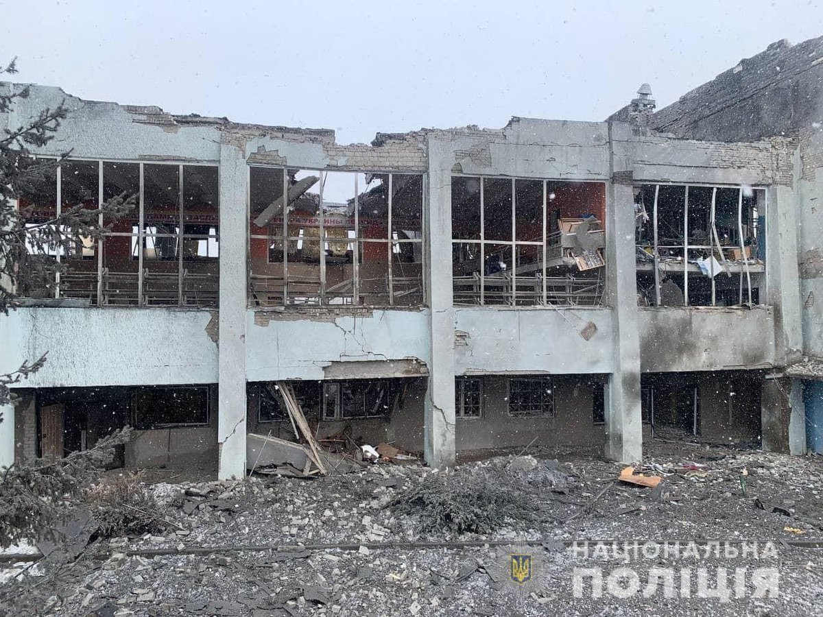HromadskeUA's tweet photo. Через авіаудар російських окупантів постраждав спорткомплекс Харківського національного університету ім. Каразіна «Уніфехт»

Фото: Нацполіція

https://t.co/XfZmXJYHXw https://t.co/a4NIYDKsQ3