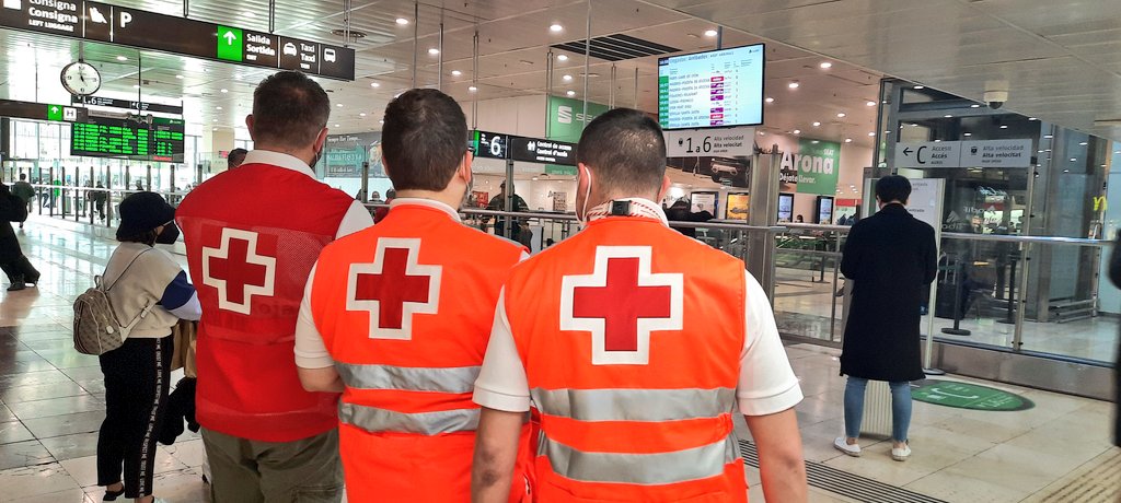 CreuRojaCAT's tweet photo. Una trentena de persones voluntàries i tècniques repartides en 3 dispositius (Sants Estació, l'aeroport El Prat i la seu de la Creu Roja) donen la primera atenció a persones refugiades provenien d'Ucraïna. https://t.co/NGq7yy5aUQ