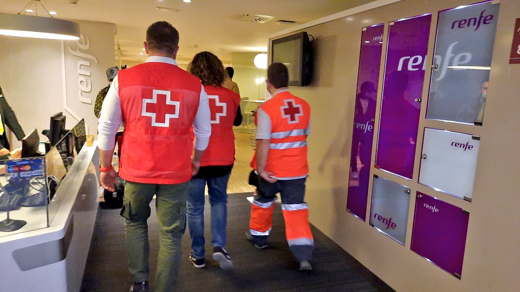 CreuRojaCAT's tweet photo. Una trentena de persones voluntàries i tècniques repartides en 3 dispositius (Sants Estació, l'aeroport El Prat i la seu de la Creu Roja) donen la primera atenció a persones refugiades provenien d'Ucraïna. https://t.co/NGq7yy5aUQ