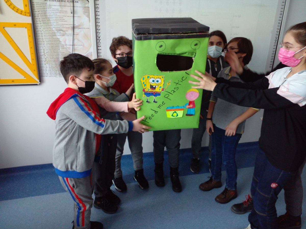 khaled84darwish's tweet photo. Life skill lesson:
1- Talked about recycling.
2- Designed a recycling bin for plastics.
3- Gave it as a present to the 4th grade in primary school to inspire them 😉
@bkmatthewbenton @HuruOner @TalarDonikoglu @SydURAZ @bahcesehirafyon @InneciRamazan https://t.co/BDY1tolMPO
