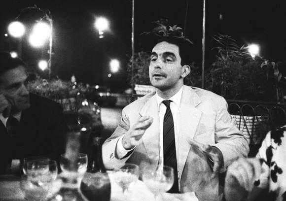 Pier Paolo Pasolini e Italo Calvino sulla terrazza del cafè Rosati a Roma, 1960