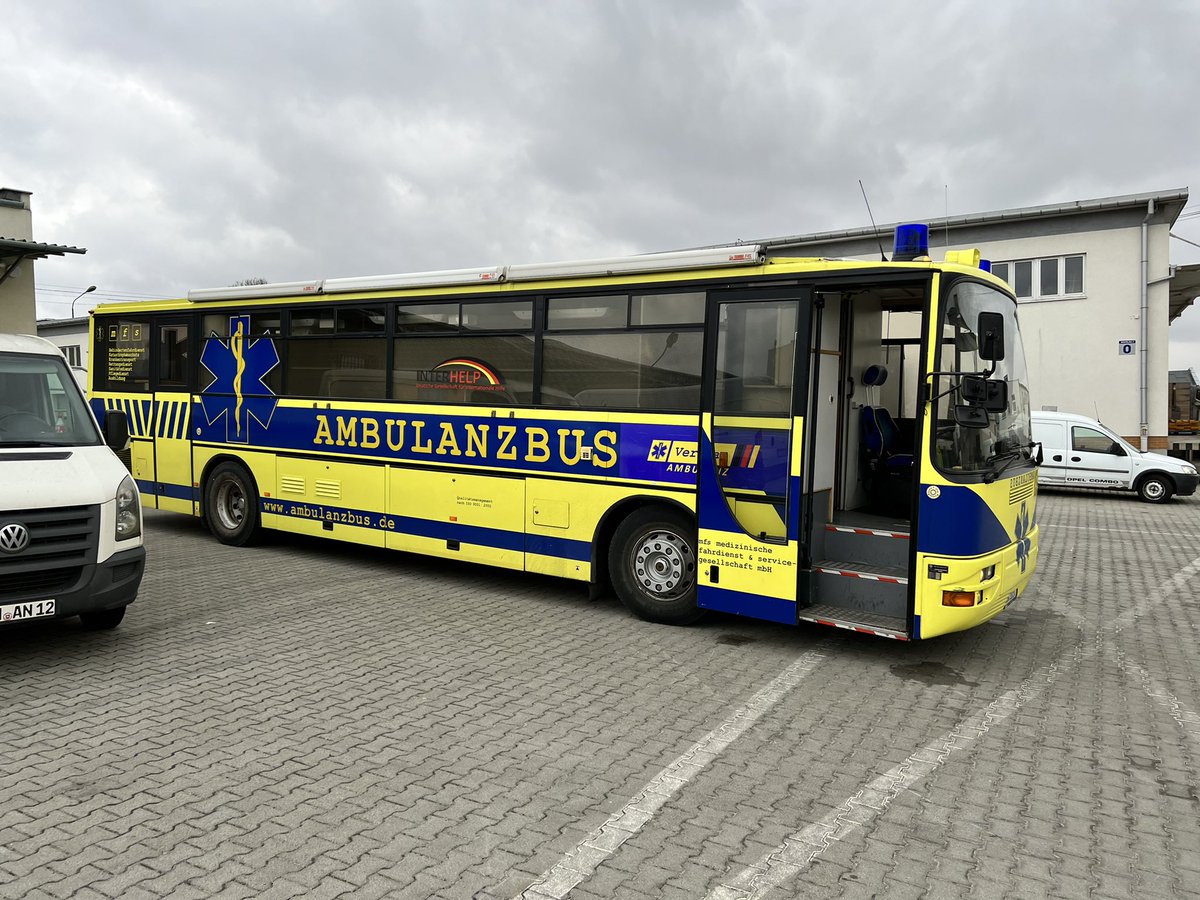 schaumburgd's tweet photo. The amazing 8 bed ambulance bus that is being handed to the #ukrainian medical forces 

It will be used to treat civilian casualties and provide a vehicle for injured extractions

A hospital on wheels

#SupportUkraine #interhelp https://t.co/sPsnrDtpBx