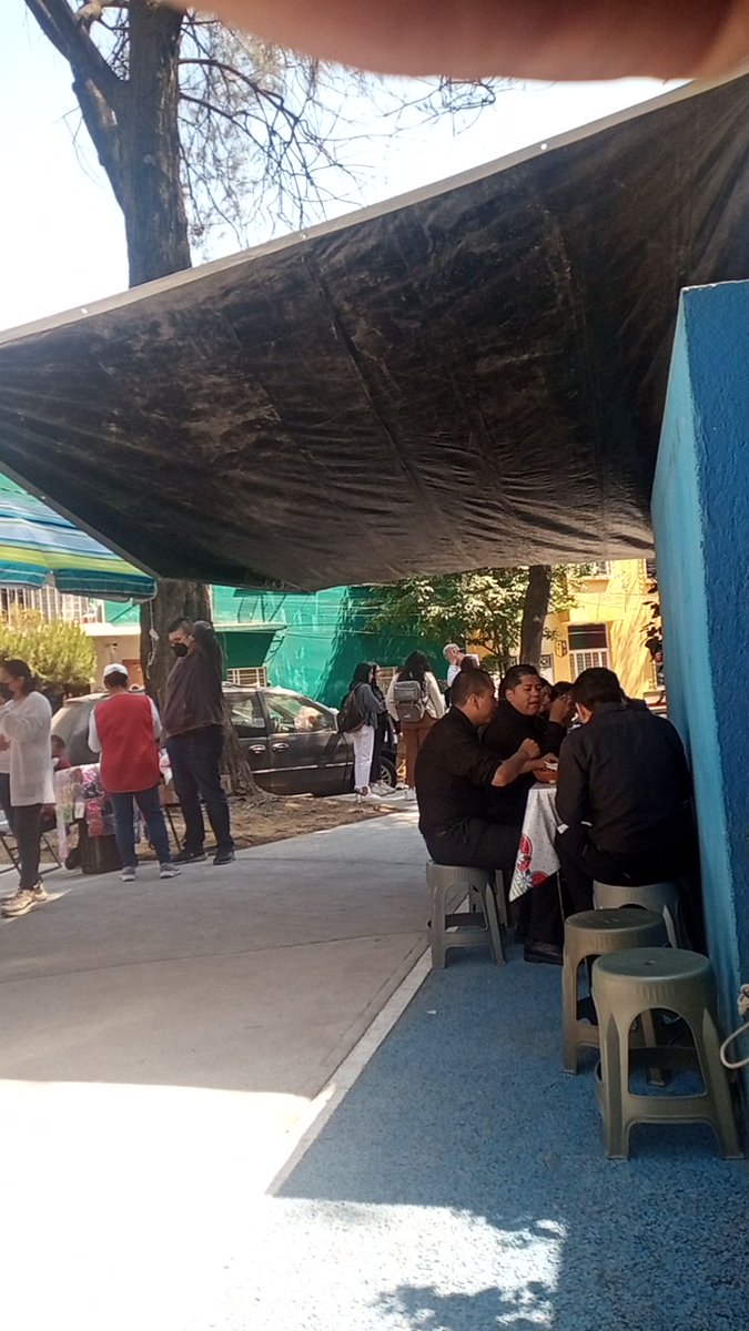 <a href="/MargaretSaldana/">Margarita Saldaña</a> Alcaldesa por favor le pido una solución a los problemas con este puesto en el parque de San Álvaro, el parque tuvo una remodelación y crearon este carril azul para el uso de las personas que caminan y corren pero siempre lo invade este puesto.