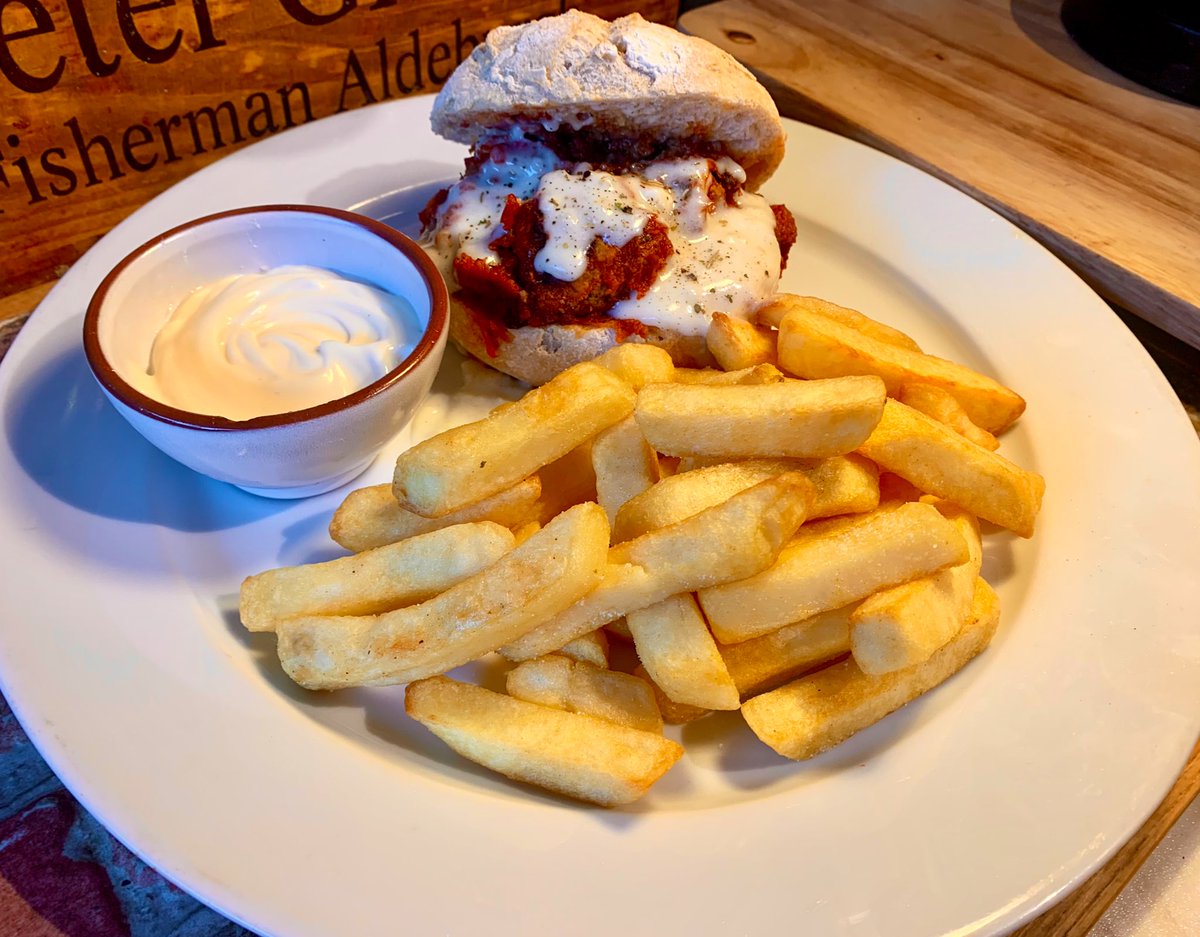 Last nights & tonight’s tea🥘 Last night:Roast Butternut, garlic & sage ratolo, with 3 cheeses, spinach & lemon. Chilli meat balls in tomato sauce. Garlic sautéed green beans with rocket & a garlic flat bread. Tonight’s: meatball bap with oven chips.❤️ Enjoy your night 1/5