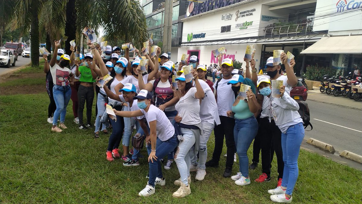 CeDemocratico's tweet photo. Nuestro compromiso con Colombia no descansa. Por eso, desde la ciudad de Cali, estamos entregando volantes para que conozcan nuestros pilares e ideas. https://t.co/hd9kBMopKP