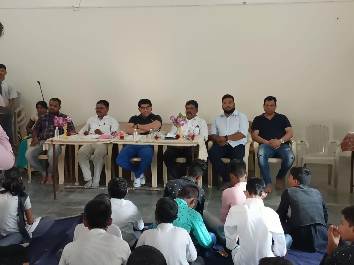 RMPATILSPEAKS's tweet photo. वहाळ येथील कर्नाळा माध्यमिक विद्यालयात इयत्ता दहावीच्या विद्यार्थ्यांसाठी शुभचिंतन सोहळा आयोजित करण्यात आला होता, या कार्यक्रमात मुंबई(महाराष्ट्र राज्य) कृषी उत्पन्न बाजार समितीचे संचालक भाई राजेंद्र महादेव पाटील यांनी विद्यार्थ्यांना मार्गदर्शन केले आणि त्यांना शुभेच्छा दिल्या. https://t.co/ZT1ZNaw3IN
