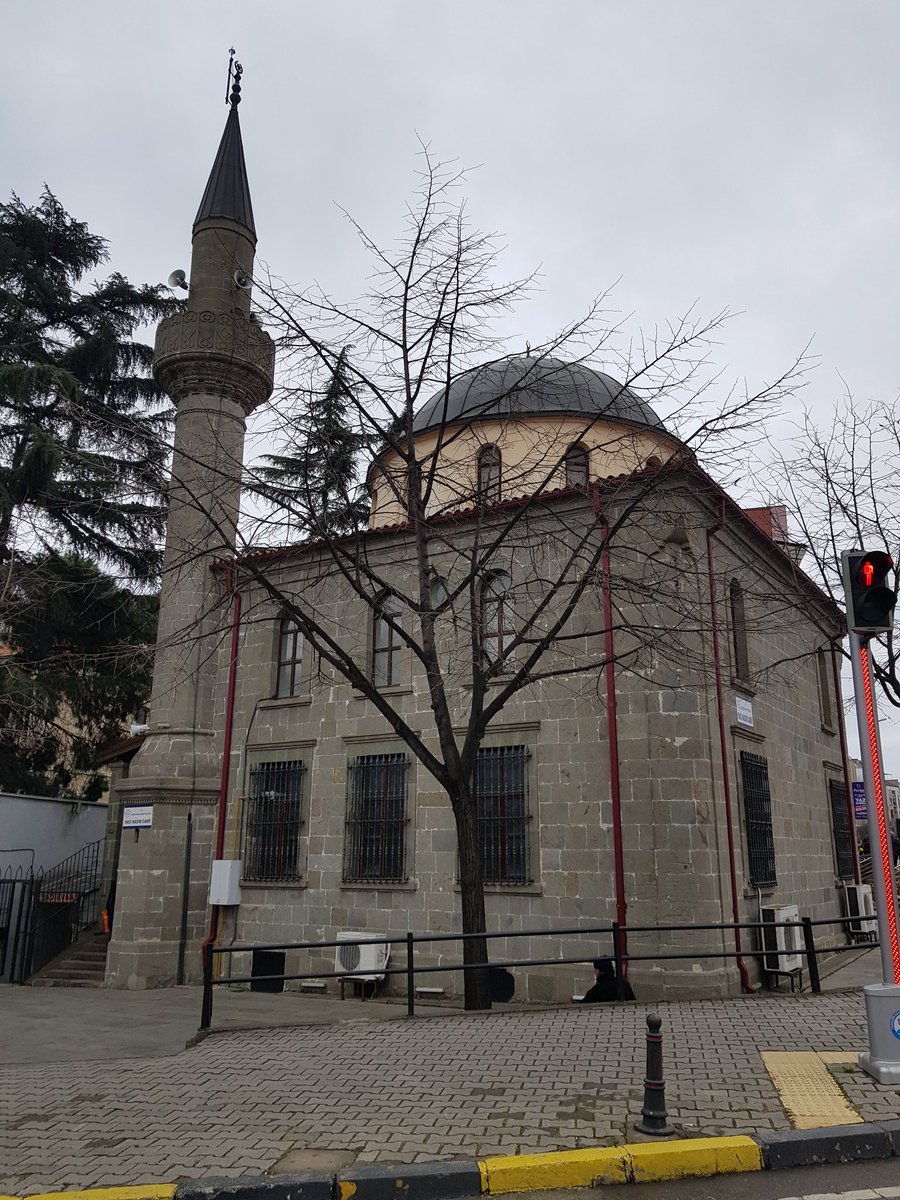 Geleneksel sokaklar; azameti, parçaları birleyerek oluşturduğu kütle kompozisyonlarında yakalamıştır. Süsü ise, maddenin ve şekillerin doğasını diyalektik unsurlarla bozarak değil, ahşaba, çiniye ya da kaleme eklediği hikmet dolu motif ve yazıta yüklemiştir.
(61 Hacı Kasım Camii)