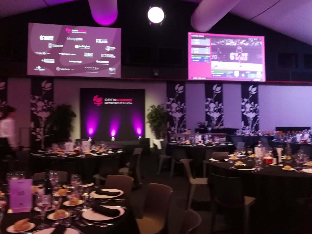 HemarStephanie's tweet photo. En 📢 direct, toutes les #candidates de @poleemploi_ara sont prêtes pour la soirée de gala avec les joueuses de l'Open de tennis. Le #sport 🎾 et la fondation @PaulBocuse de vrais révélateur de compétences 👍 https://t.co/0QyjdtJCfq