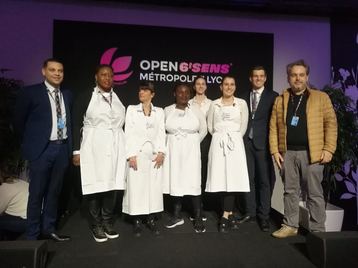 En 📢 direct, toutes les #candidates de @poleemploi_ara sont prêtes pour la soirée de gala avec les joueuses de l'Open de tennis. Le #sport 🎾 et la fondation <a href="/PaulBocuse/">Paul Bocuse - Le Restaurant Gastronomique</a> de vrais révélateur de compétences 👍