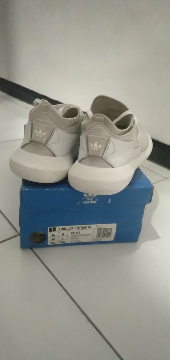 vellacare's tweet photo. @ohmybeautybank Adidas tubular size 38 https://t.co/qoD80gkKYZ
