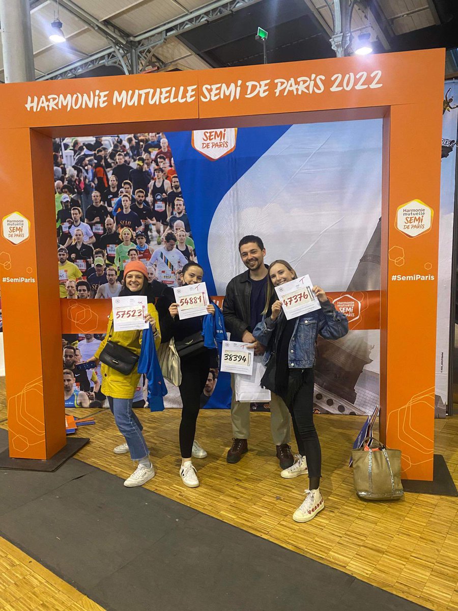 VivreAvecUneNmp's tweet photo. Candice, Marie, Léa et Baptiste ont leurs dossards ! Demain ils vont, avec d’autres, tout déchirer lors du @SemiParis en portant les couleurs de notre association 🩸#mpnsm #nmp #bloodcancer #semimarathon #sport https://t.co/C0sN96j03W