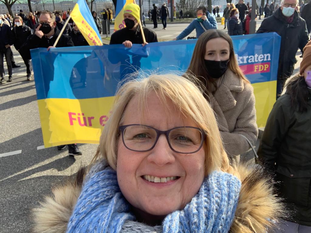fdp_hu's tweet photo. #FDPHU bei der Friedensdemo in Hamburg.
Zusammen mit Zehntausenden ging es zum Konsulat der Ukraine, wo bewegende Worte zu hören waren.
#StopptDenKrieg #Ukraine https://t.co/8NZxjw7VCp