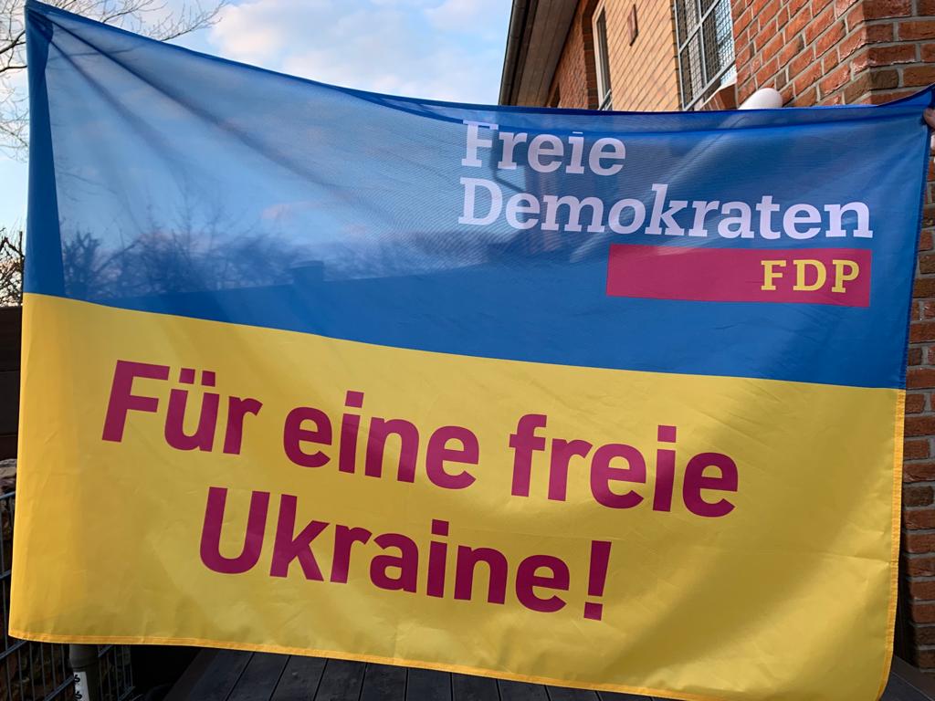 fdp_hu's tweet photo. #FDPHU bei der Friedensdemo in Hamburg.
Zusammen mit Zehntausenden ging es zum Konsulat der Ukraine, wo bewegende Worte zu hören waren.
#StopptDenKrieg #Ukraine https://t.co/8NZxjw7VCp