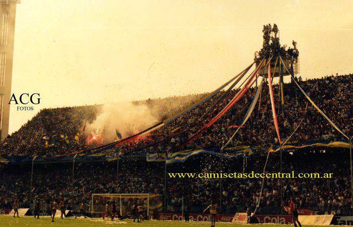 _nicosei's tweet photo. @FeedeeGomez @diegovolpeRC @RosarioCentral Esta foto creo que es del clasico en la copa centenario, hay otra mas https://t.co/CtmAOtacCF