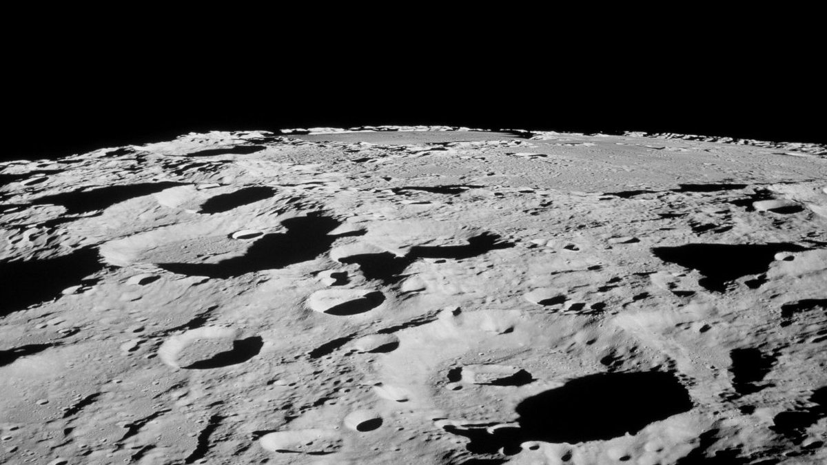 DrPhiltill's tweet photo. 2/ The process on the Moon is called โspace weathering.โ It includes several processes, but the part that wears down and eventually erases craters on the Moon is the constant flux of meteoroids raining down from space. https://t.co/BHG6CnGwXz