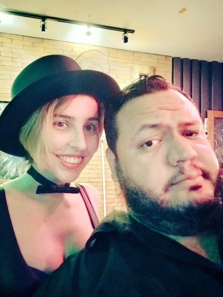 vicentemaranhao's tweet photo. E quando você encontra a Zatanna no rolé? Obrigado @ADiaba_loira por uma noite cheia de graus etílicos, falta de decoro e magia do contrário! #Friendship_is_Magic #beerofdistinction #nightlife https://t.co/lKieHLZ61q