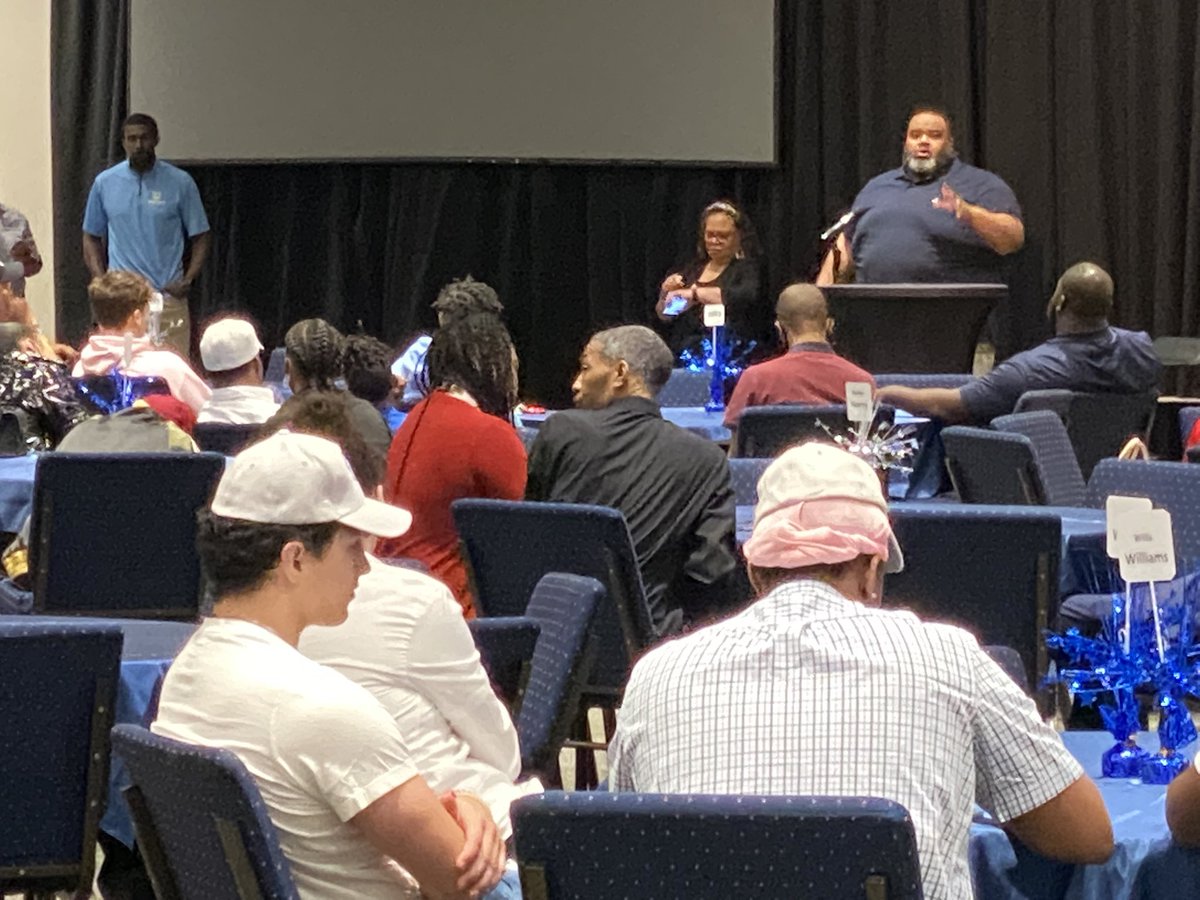 CoachRandolph4's tweet photo. Another successful Signing Day at Georgia Knights Prep Academy! We are looking forward to another great season in 2022! Welcome to the Knights! #cantstopwontstop #jointheroundtable https://t.co/ujAm7pQS1z
