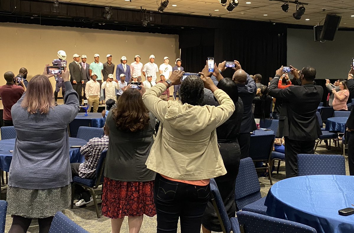 CoachRandolph4's tweet photo. Another successful Signing Day at Georgia Knights Prep Academy! We are looking forward to another great season in 2022! Welcome to the Knights! #cantstopwontstop #jointheroundtable https://t.co/ujAm7pQS1z