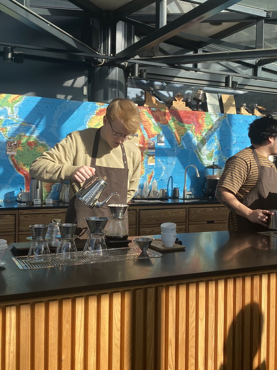 Vilken mardrömsvecka för världen. Trots det sken solen fint på baristan som hällde en pour over på <a href="/coffeecollectif/">CoffeeCollective</a> i Torvehallerne idag. Jag behövde denna kaffe lite extra idag.