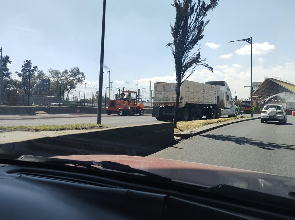 666lecik's tweet photo. CERRADA LA AV CENTRAL CARLOS HANNK GONZÁLEZ DESDE METRO RIO HASTA METRO VILLAS POR REPAVIMENTACIÓN MAS DE 1 HORA EN EL TRAFICO https://t.co/gzPzxOgZmZ