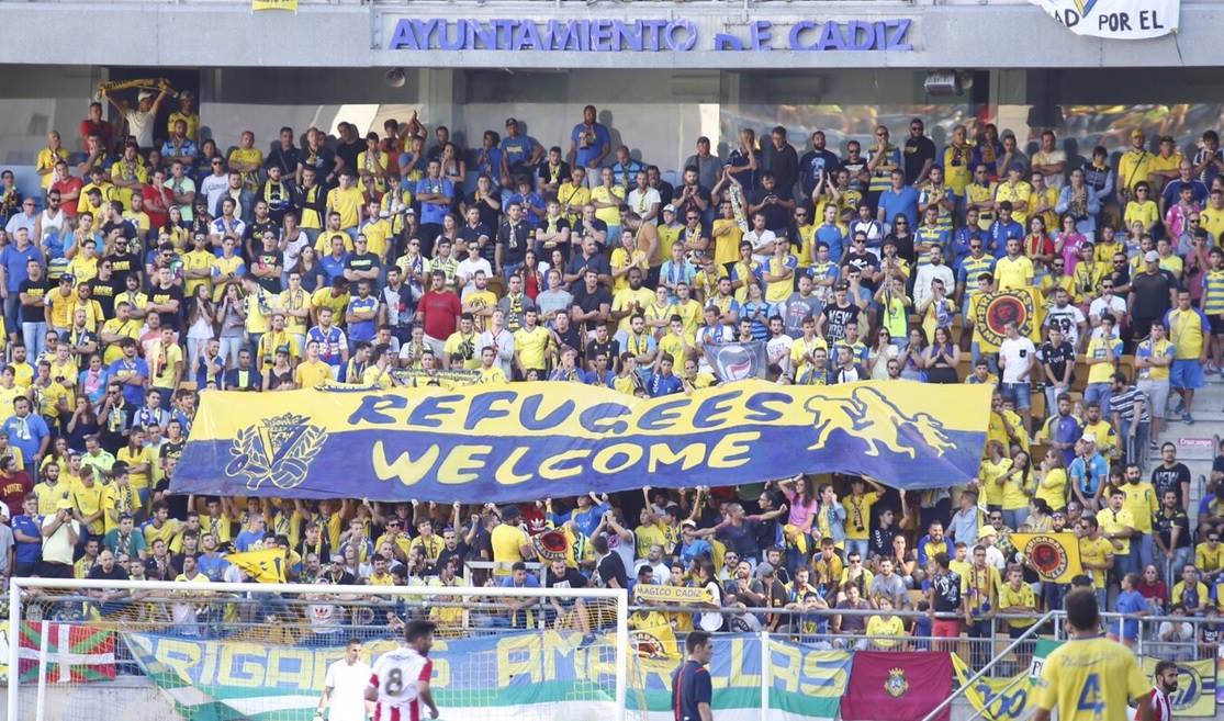 Hoy, la Liga saca todo tipo de pancartas de apoyo a los refugiados de Ucrania. Hace unos años prohibió las pancartas de las aficiones del Sevilla y del Cádiz en apoyo a los refugiados sirios.