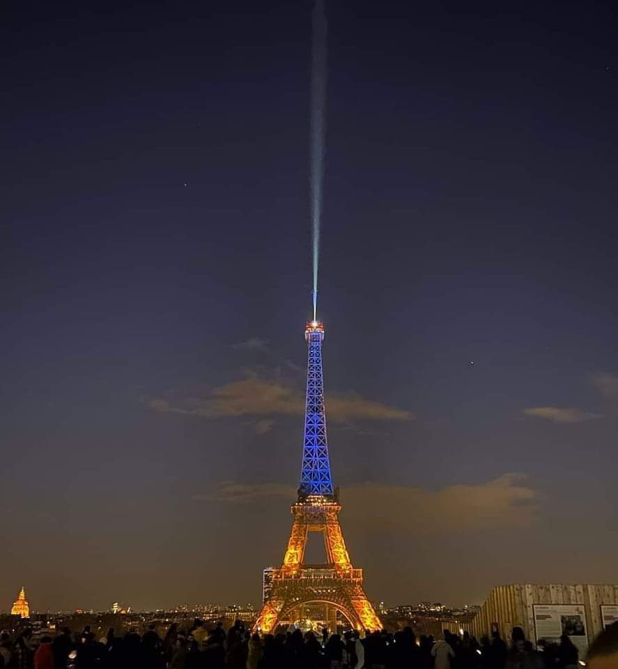 DuvanMarquez12's tweet photo. La Torre Eiffel encendida con los colores de la bandera #ucraniana mostrando su apoyo al país.🇺🇦 #UcraniaBajoFuego #UcraniaRussia #Russia https://t.co/Vzp2F7T25t