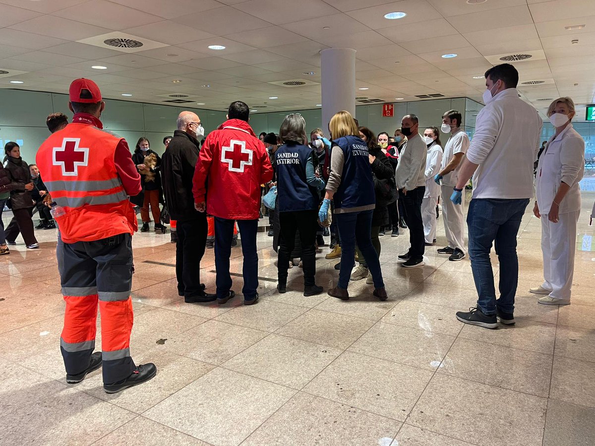 CreuRojaCAT's tweet photo. L'arribada dels refugiats d'#Ucraïna a l'aeroport El Prat i Sants Estació. https://t.co/qGnAnxGLIs