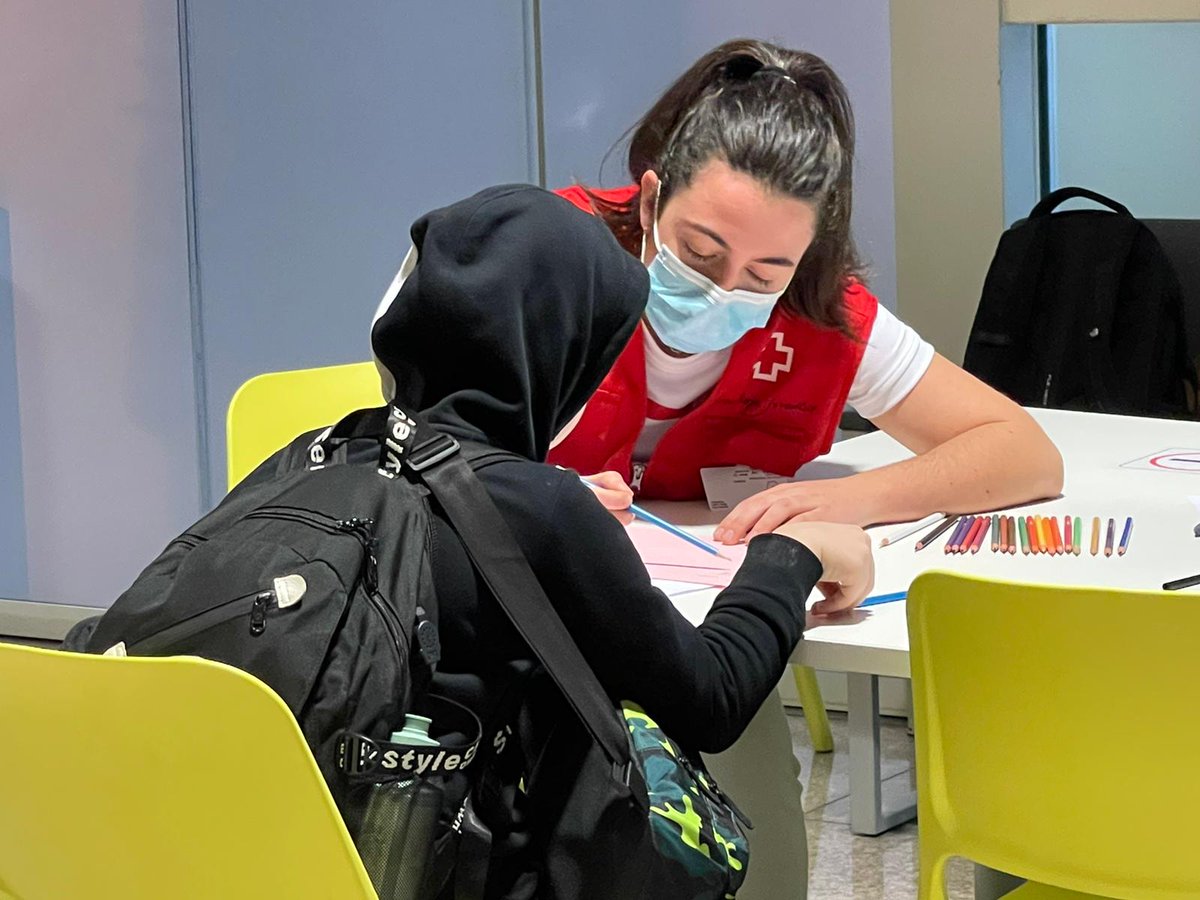 CreuRojaCAT's tweet photo. L'arribada dels refugiats d'#Ucraïna a l'aeroport El Prat i Sants Estació. https://t.co/qGnAnxGLIs