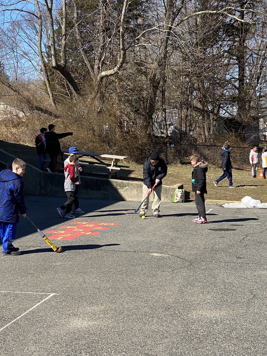 Luther_Estrella's tweet photo. Live performances, field hockey, and friends! #recessrocks @LutherSchool https://t.co/hfOi6JUiop