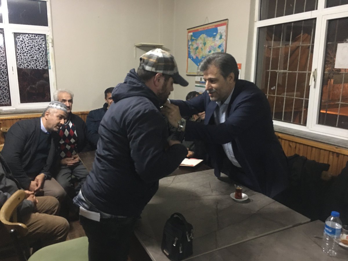 YRefahKarasu's tweet photo. Yeniden refah partisi  mahalle başkanına rozet takma merasimi https://t.co/332b4LdbIK