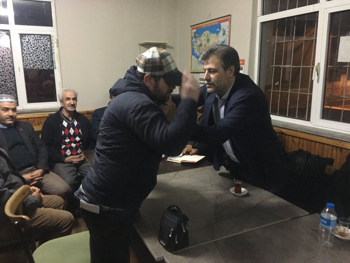 YRefahKarasu's tweet photo. Yeniden refah partisi  mahalle başkanına rozet takma merasimi https://t.co/332b4LdbIK