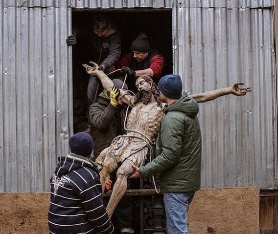 visegrad24's tweet photo. Jesus Christ statue being taken out of Armenian Cathedral of Lviv, Ukraine, to be stored in a bunker for protection. 

The last time it was taken out was during WW2. https://t.co/o9ElNYFJQt