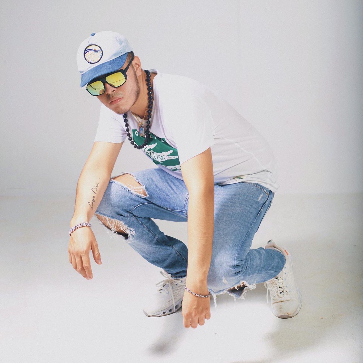 GEELOOFICIAll's tweet photo. Empezamos el 2022 ,Nueva música prontooo, tamo chilling🌶🥂
❌el de las rolas de fuego❌ https://t.co/ssNieEFhGL