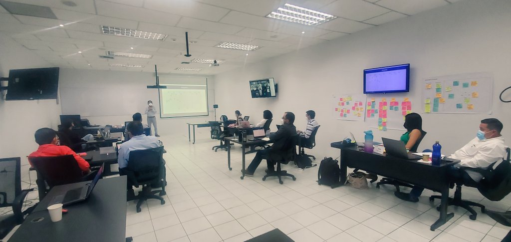 silvia_pesantes's tweet photo. Día de #Bootcamp en modalidad híbrida con #EMBA25 analizando y definiendo el problema. @espae @espol https://t.co/bv2vrijZ7a