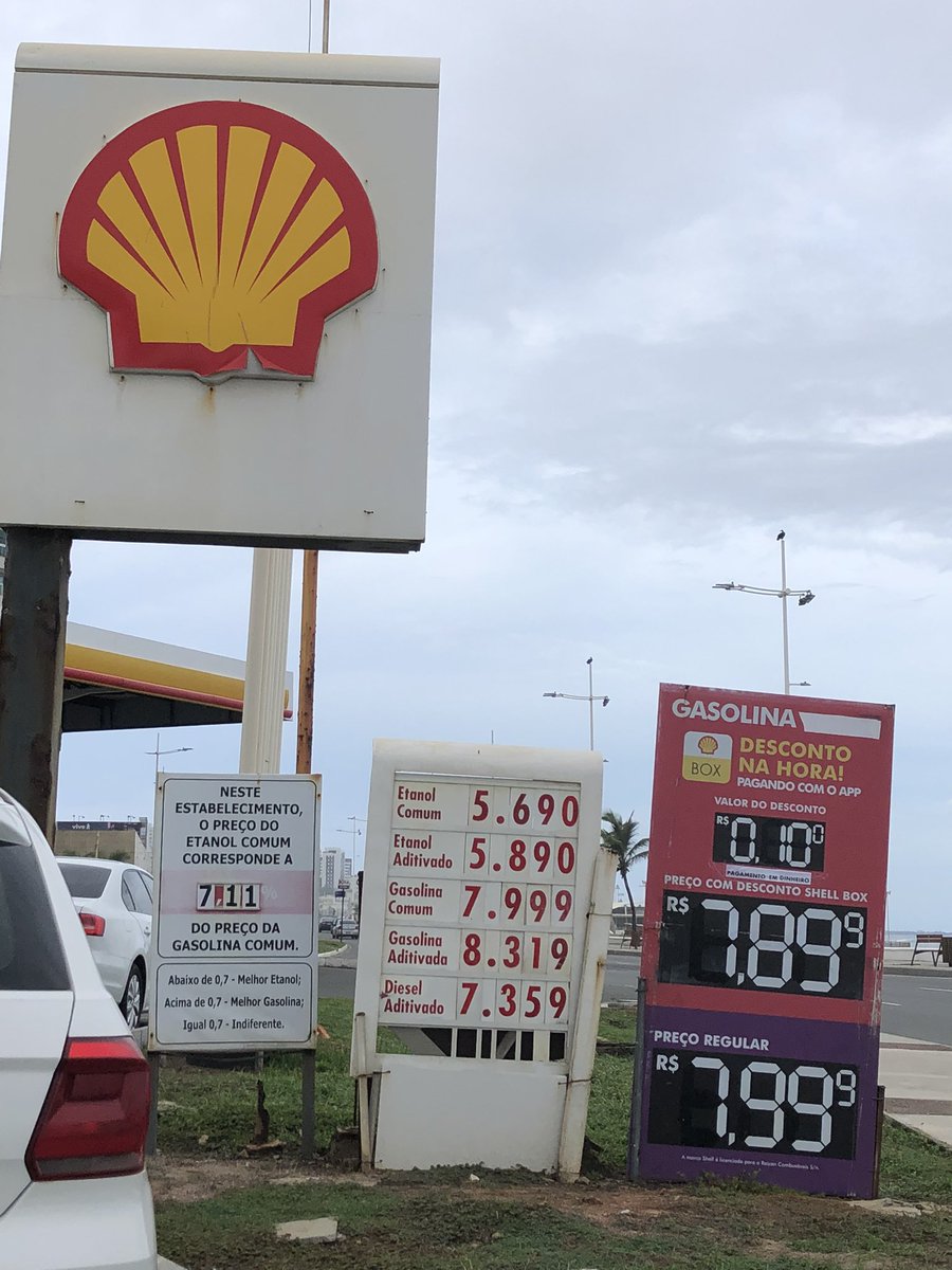 LariTBrito's tweet image. Ô @xamaoficial ajuda aí, cara! Reclama do valor da gasolina também 🙏🏿 #postoshell #salvador #gasolina Tá difícil viver desse jeito