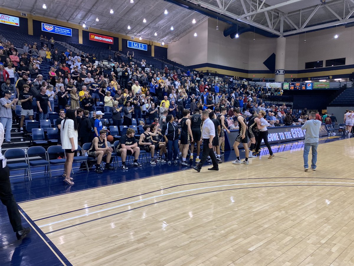 TonyJarvis_MHS's tweet photo. Our Murray High Tigers, Region 1 Champs!  Great job to our team, coaches, fans, cheerleader, Tiger, and community support! 👊🏻 #MurrayTigers @MurrayTigers https://t.co/ZseDQfqPKd