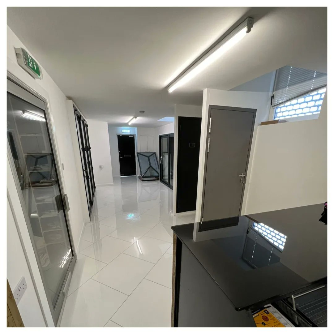 GeerafDecorator's tweet image. 😀That was a pleasure to decorate @vetrotradeframes office.😀

🚪Beautiful showroom of doors and windows with new front desk.🚪