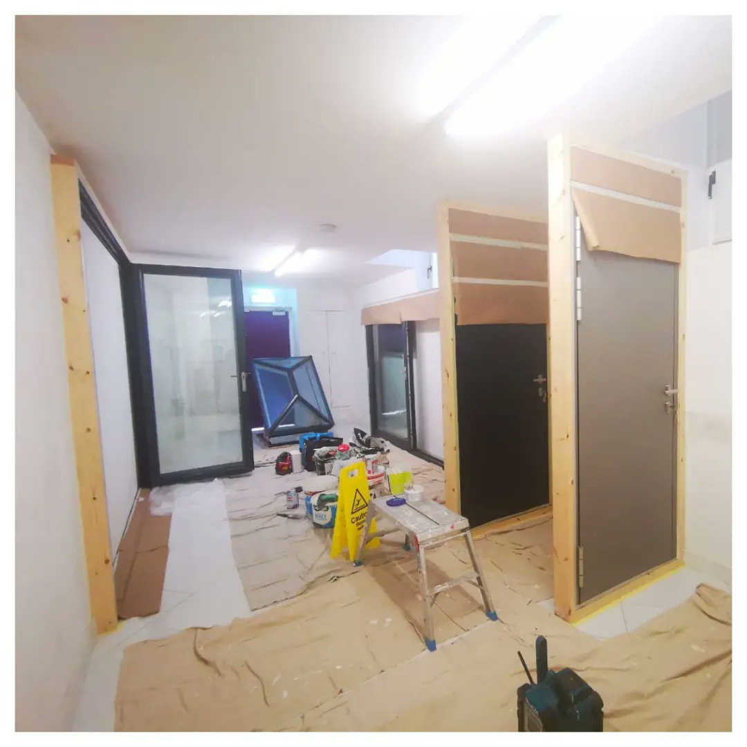 GeerafDecorator's tweet image. 😀That was a pleasure to decorate @vetrotradeframes office.😀

🚪Beautiful showroom of doors and windows with new front desk.🚪