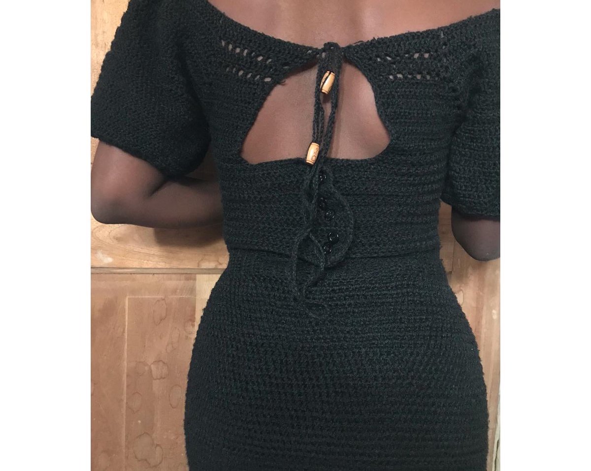yarnylook1's tweet photo. The back of blaqfix @yarnylook1 @Twitter #fashion #yarn #yarnfashion #fashioncroche #Crocheting https://t.co/MVHL6EXeJi