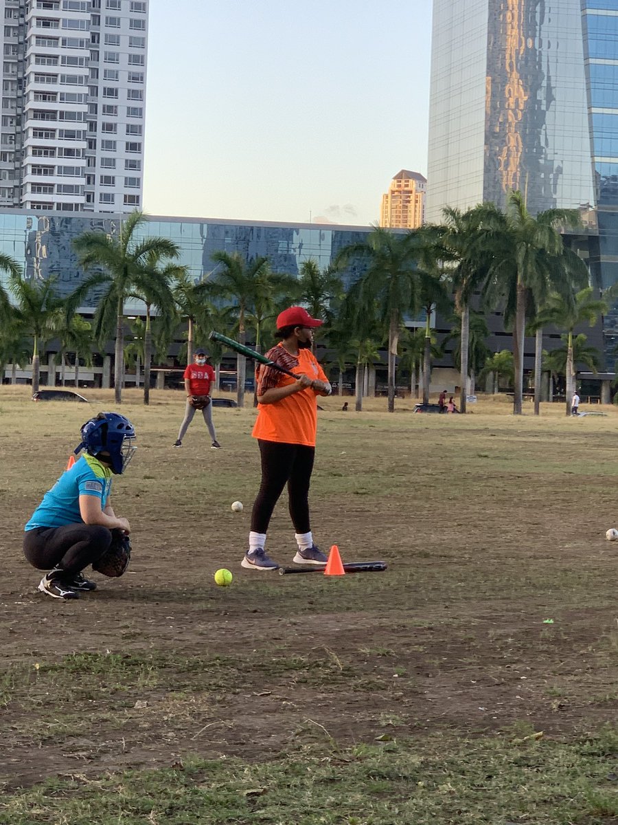 dochland2128's tweet photo. Turno al bate de mi Dominique Rihanna!
Gracias por otro dรญa mรกs @JCBOYD_SPORT360
#softballsaturdays https://t.co/gmCEHI5vw9