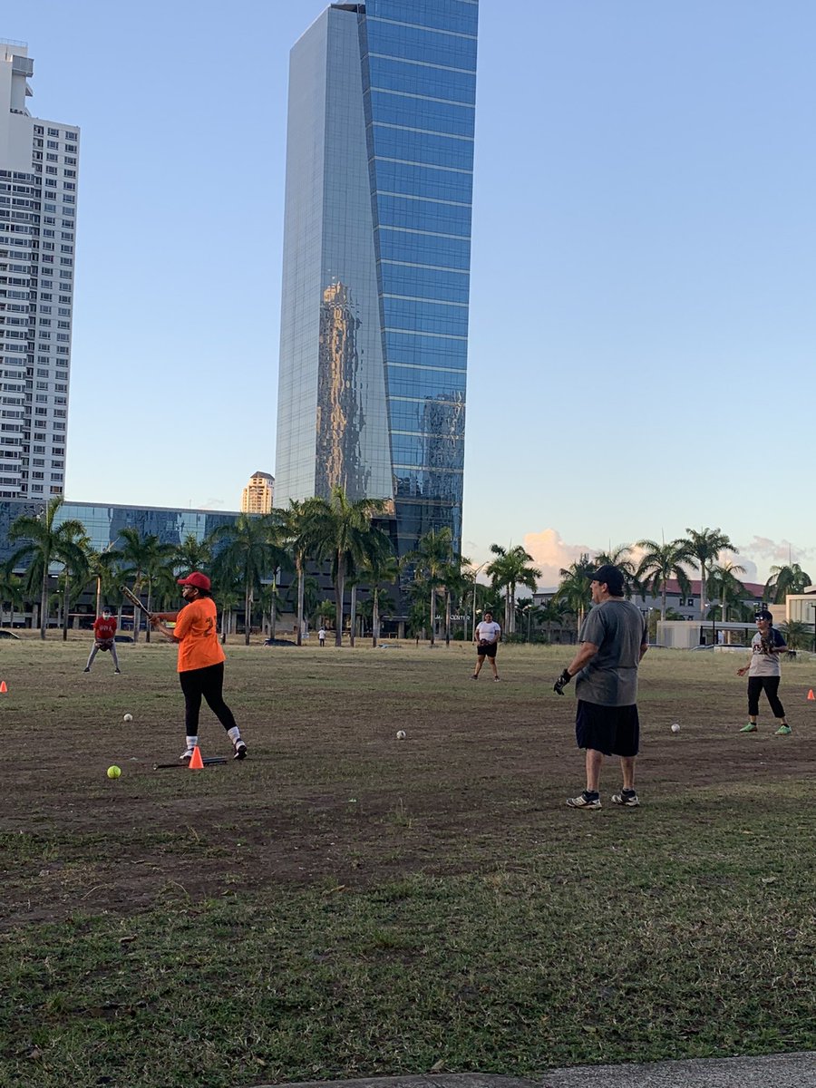 dochland2128's tweet photo. Turno al bate de mi Dominique Rihanna!
Gracias por otro dรญa mรกs @JCBOYD_SPORT360
#softballsaturdays https://t.co/gmCEHI5vw9
