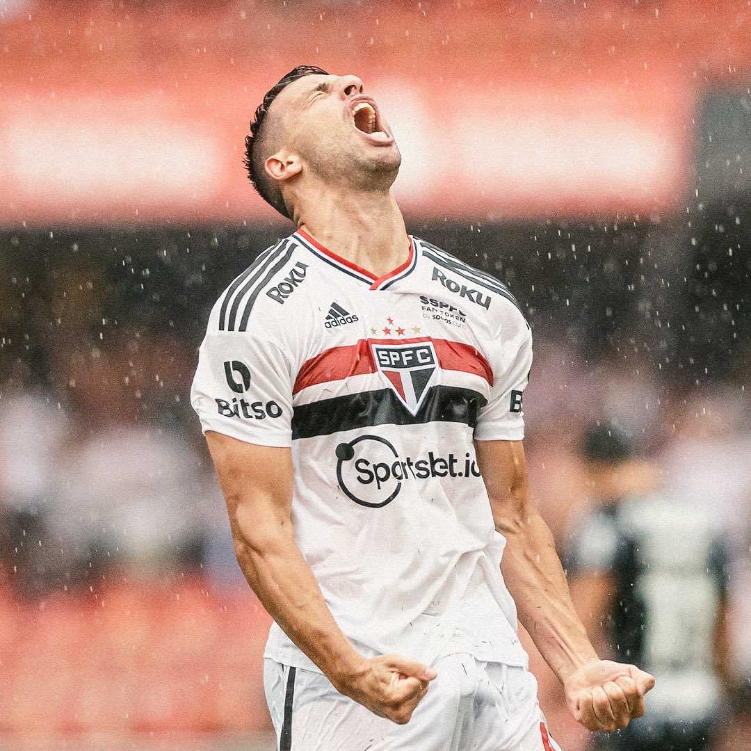 DiegoLugano's tweet photo. Mais um dia normal no Morumbi. Parabéns Rogério e equipe! Clássicos são aqueles jogos pra mostrar a verdadeira cara do time!! 🇾🇪

📸: Maurício Rummens https://t.co/nH0cixRi7I