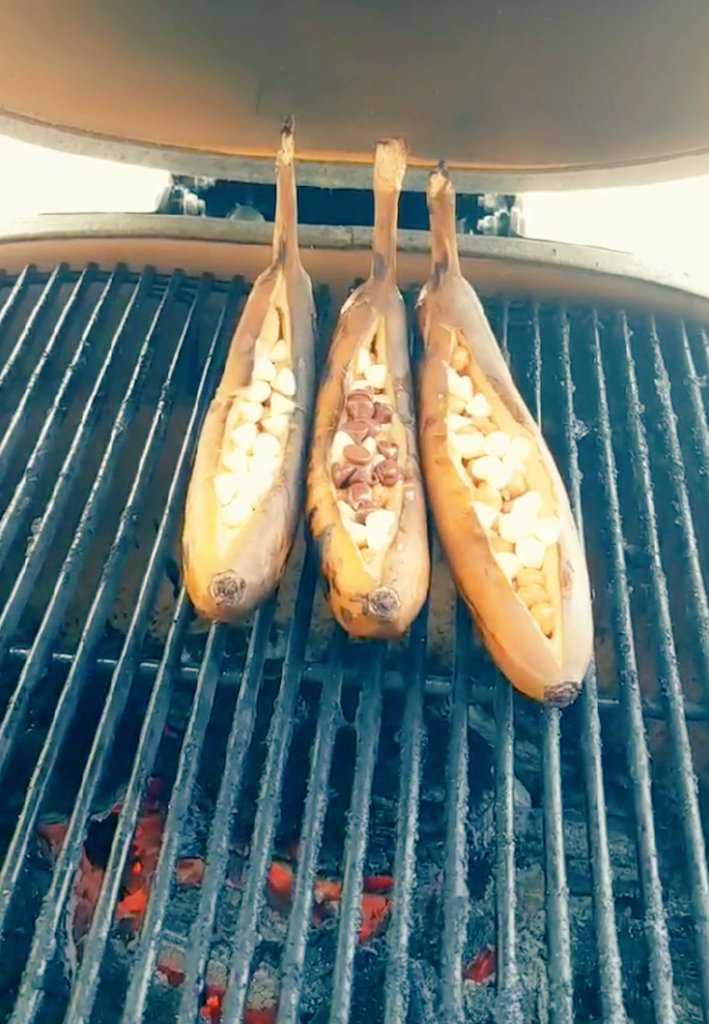 CreationsNauti's tweet photo. Grilled banana spilt!! Wwaaiitt...WWAATTT!!
Have ya'll made this before?
#OMG #WOWOW #yummy #photooftheday #photo #photographer #dessert #BBQ #BBQSaturdays #Trending #grill #banana https://t.co/i48qZHAAnJ