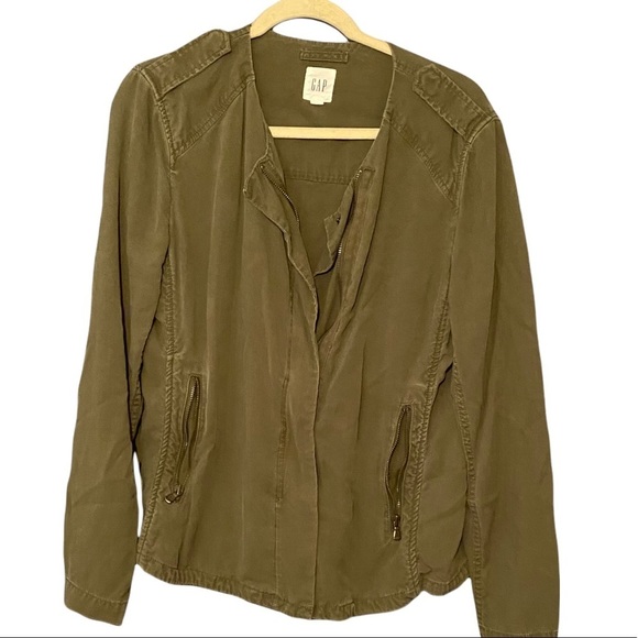 weasley034's tweet photo. So good I had to share! Check out all the items I'm loving on @Poshmarkapp from @JHTreasures1 #poshmark #fashion #style #shopmycloset #rarebeauty #gap #aukmla: https://t.co/FgezT9eD0C https://t.co/jtehWxUzya