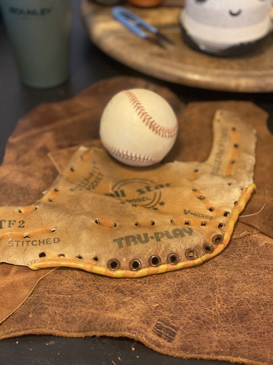 SRoe86's tweet photo. “If you build it, they will come” any baseball fans out there ready to see what I’m whipping up? Vintage baseball mitt WALLET! ♻️😍⚾️ stay tuned¡ #baseball #vintage #sports #baseballwallet #baseballfans #homerun #sportsgear #leatherwork #wallet https://t.co/lCdPlhyKwf