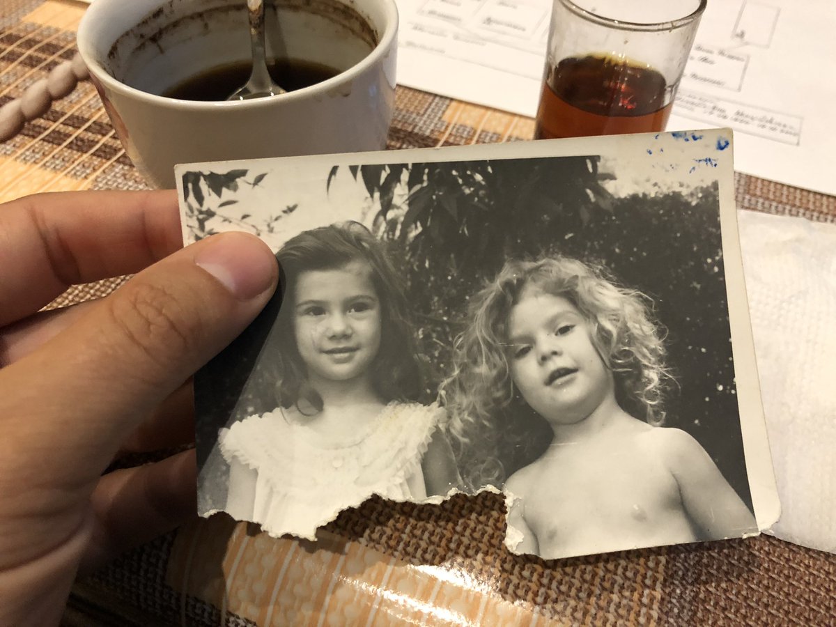 Es verano en Ucrania y espero en sentado en la vereda. Un tipo me mira desde un balcón. Tiene cara de odia turistas.En unos minutos me va a preguntar de donde soy, q hago ahí.Y ya no va a haber vuelta atrás. En menos de 24hs vamos a recuperar una historia q se perdió hace 80 años